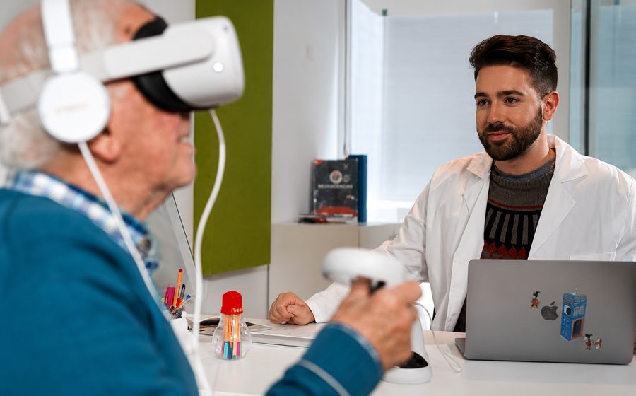 Adulto durante una sesión con realidad virtual