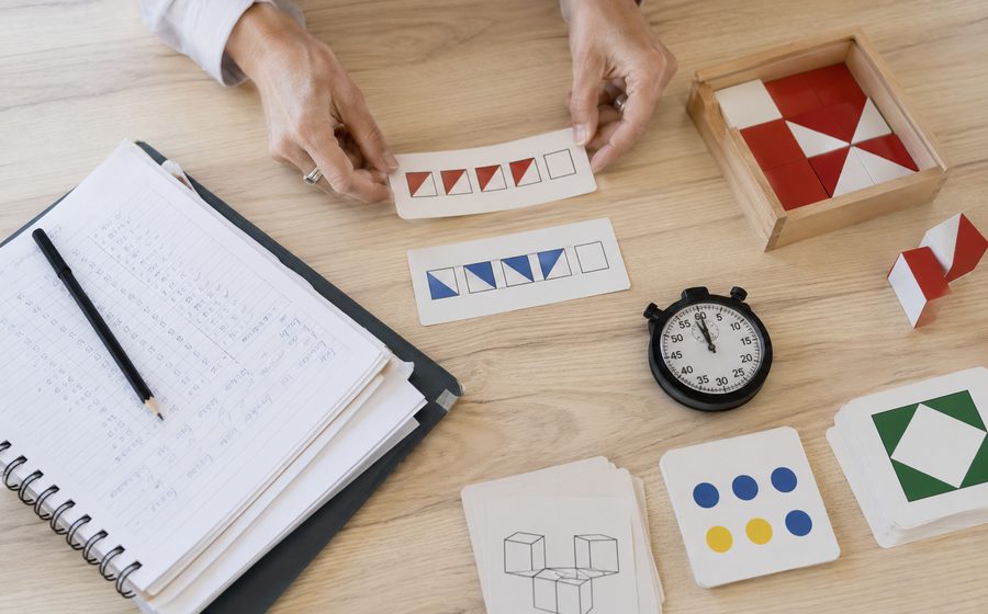 Material psicométrico sobre la mesa de evaluación